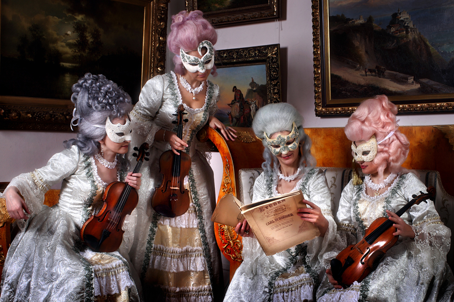Женский струнный квартет в старинных костюмах эпохи позднего барокко и венецианских масках москва